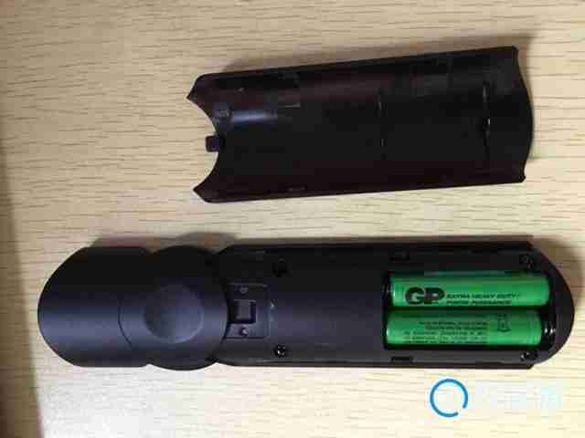 坚果遥控器-轻松取出电池技巧